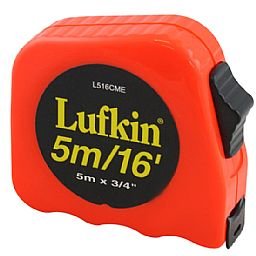 Trena laranja Lufkin com trava